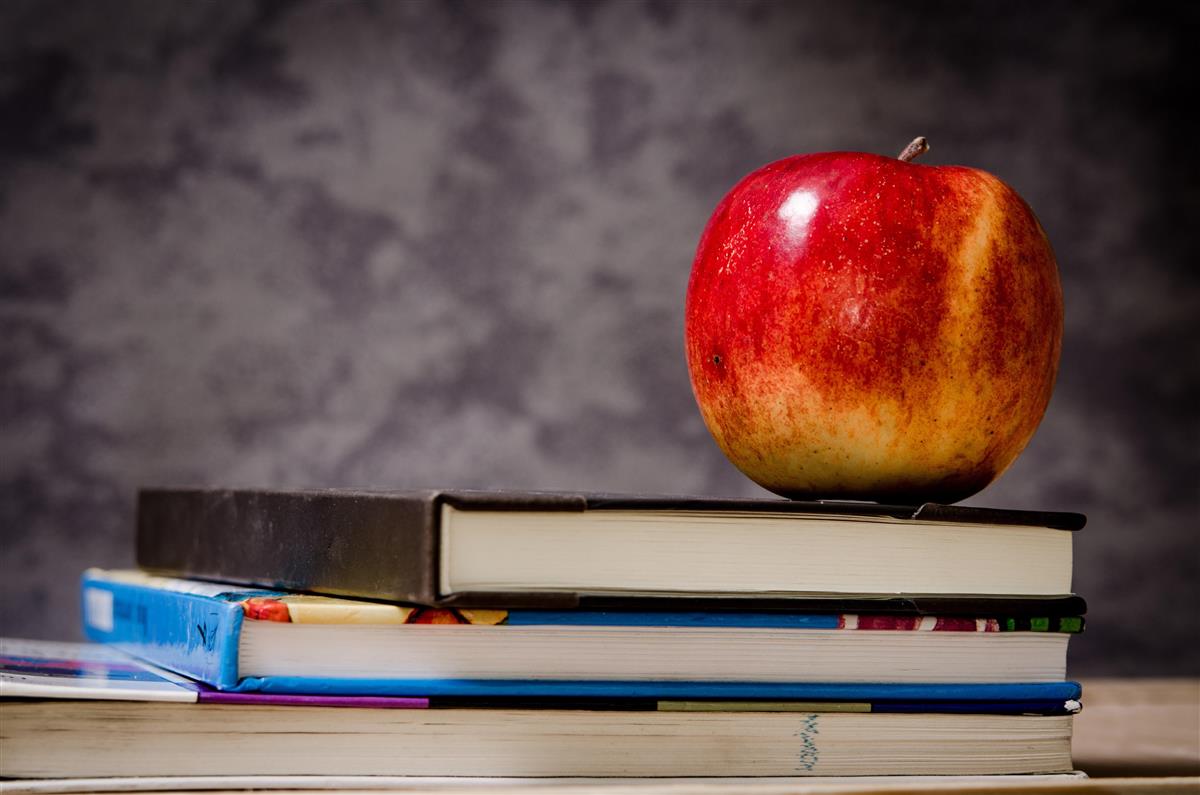 Skolebøker og eple - Klikk for stort bilde