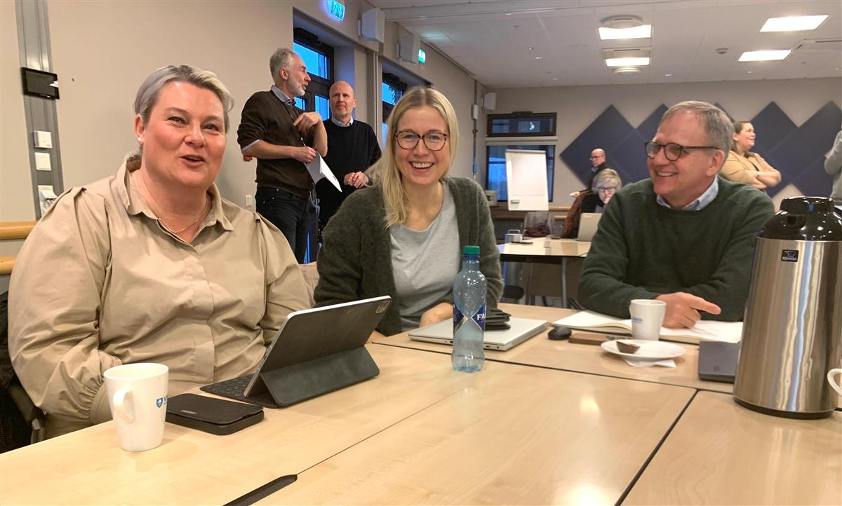 Fra venstre på bildet Hege Dubec (Ap), fungerende ordfører i Halden Linn Laupsa (Ap) og Aremark-ordfører Håkon Tolsby (Sp) - Klikk for stort bilde