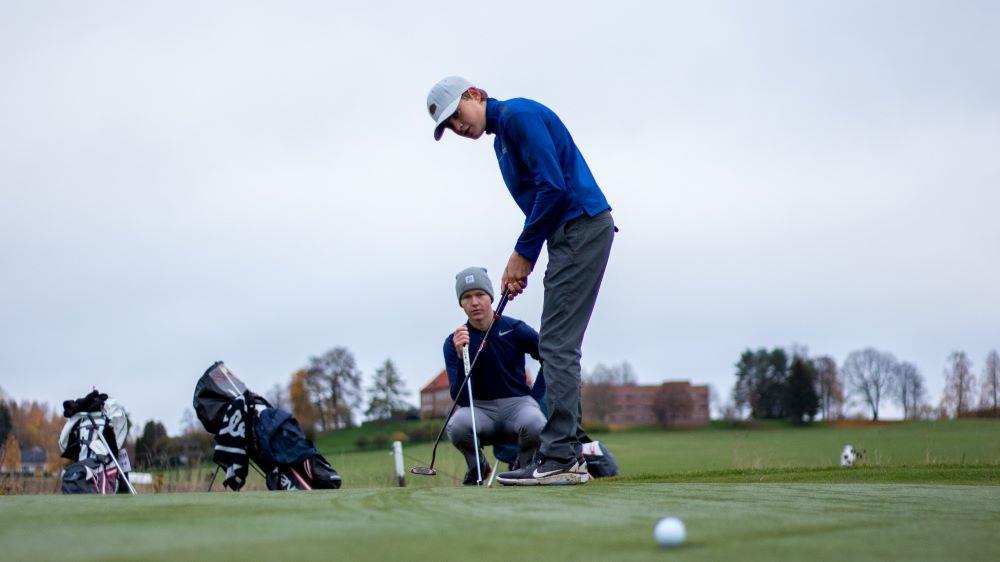 Golfelever på skolens golfbane - Klikk for stort bilde
