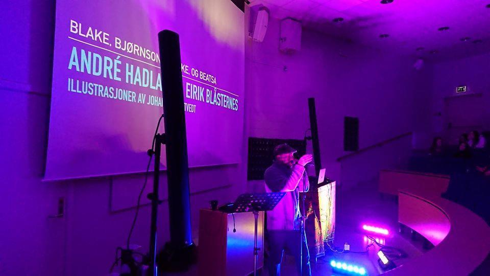 Rapper André Martin Hadland (aka Son of Light) og DJ Eirik Blåsternes med slampoesiforestilling med lysshow i et av skolens auditorier.  - Klikk for stort bilde