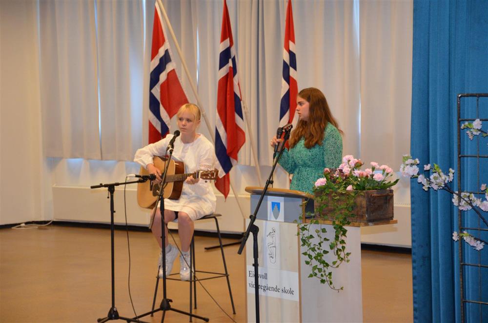 Julie Nilsen og Norah Labuschagne synger og spiller gitar - Klikk for stort bilde
