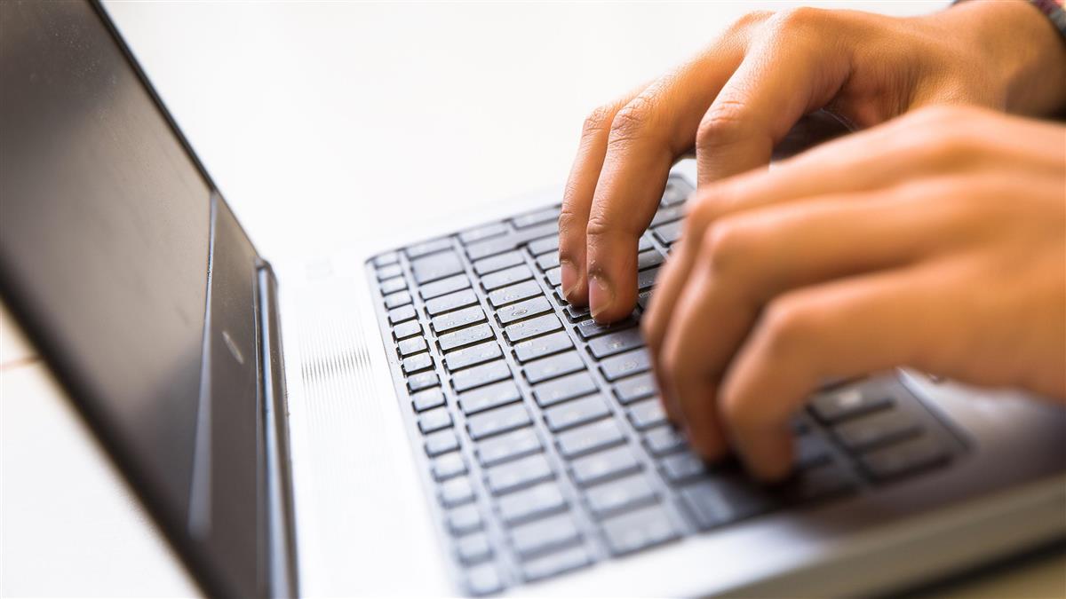 Fingre skriver på et tastatur - Klikk for stort bilde