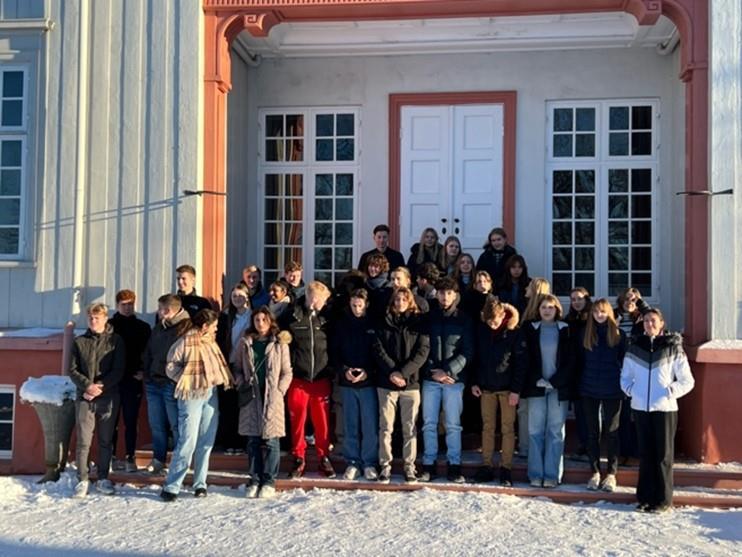 Norske og franske elever på besøk hos Demokratisenteret ved Eidsvollsbyggningen - Klikk for stort bilde