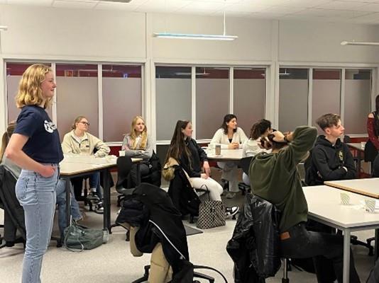 Franske elever på besøk i klasserom på Nannestad VGS - Klikk for stort bilde