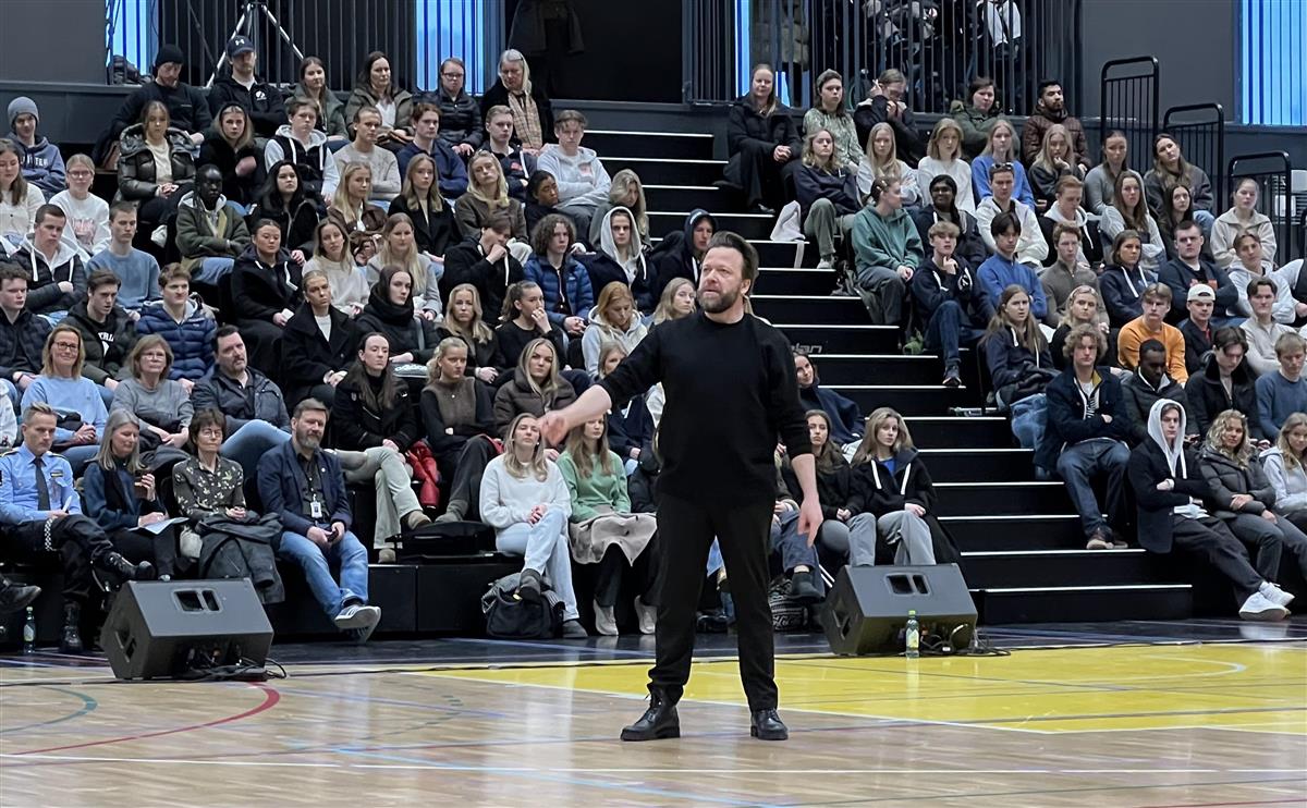 Skuespiller Kåre Conradi spiller Peer Gynt i idrettshalle med mange elever som publikum - Klikk for stort bilde