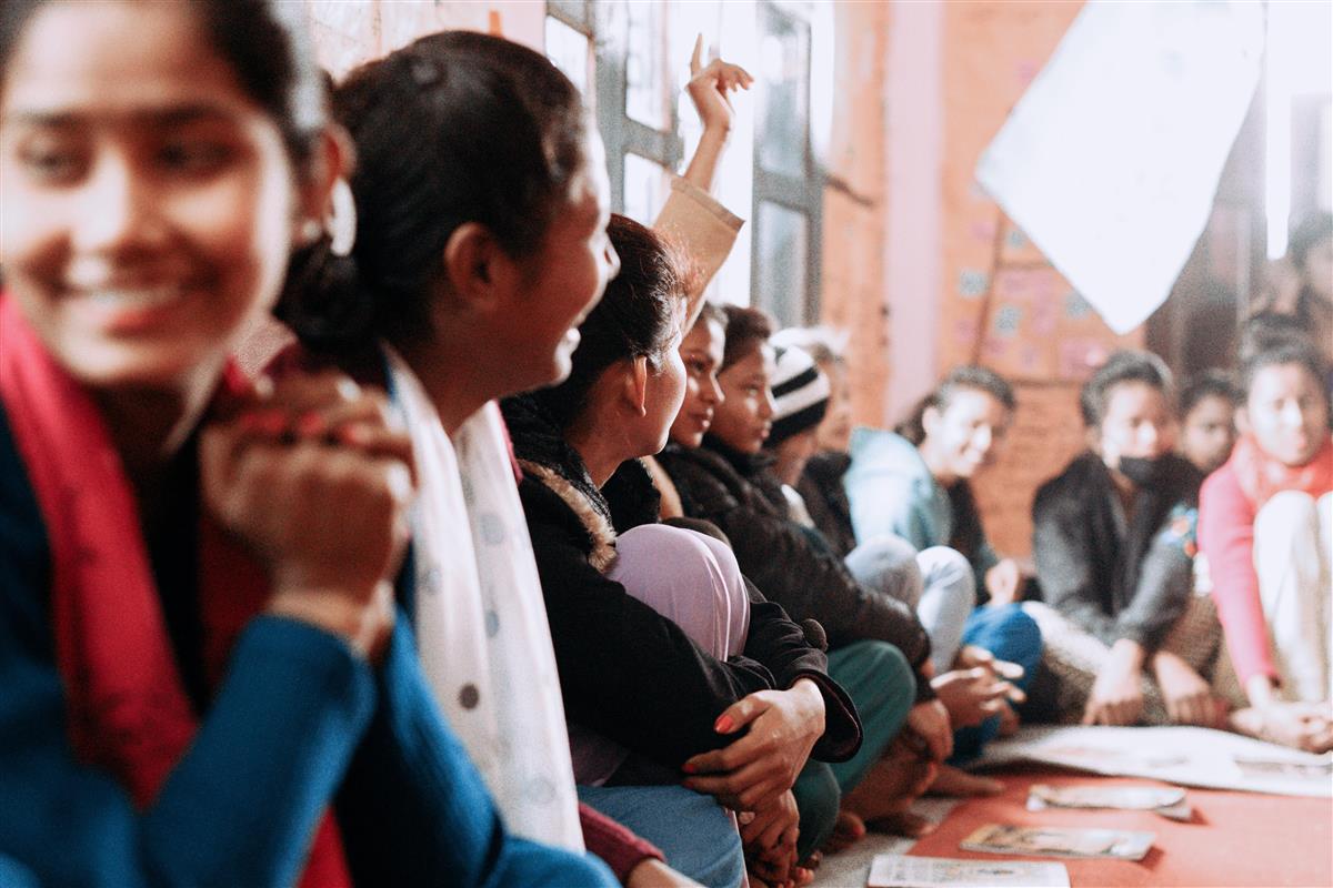 En gruppe nepalske ungdommer har undervisning i livsmestringskurset "Sjef i eget liv". - Klikk for stort bilde