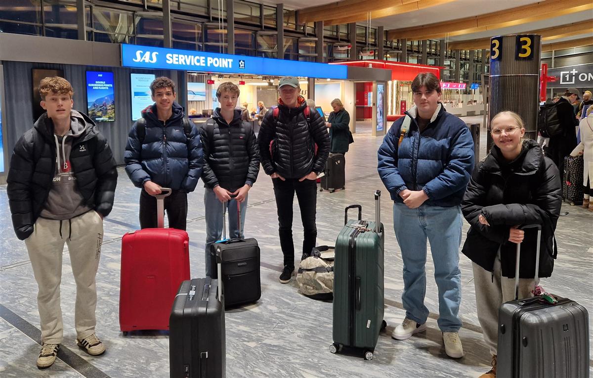 Bildet viser elever og lærere på Gardermoen klare til å reise til Nederland - Klikk for stort bilde