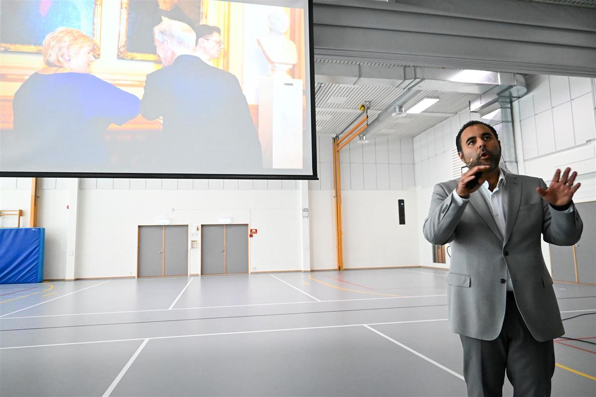​  Stortingspresident Masud Gharahkhani holdt en engasjerende skoletime for elevene på Eiker videregående skole i dag.  ​ - Klikk for stort bilde