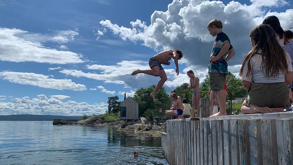 bilde av badende barn ved Oslofjorden om sommeren - Klikk for stort bilde