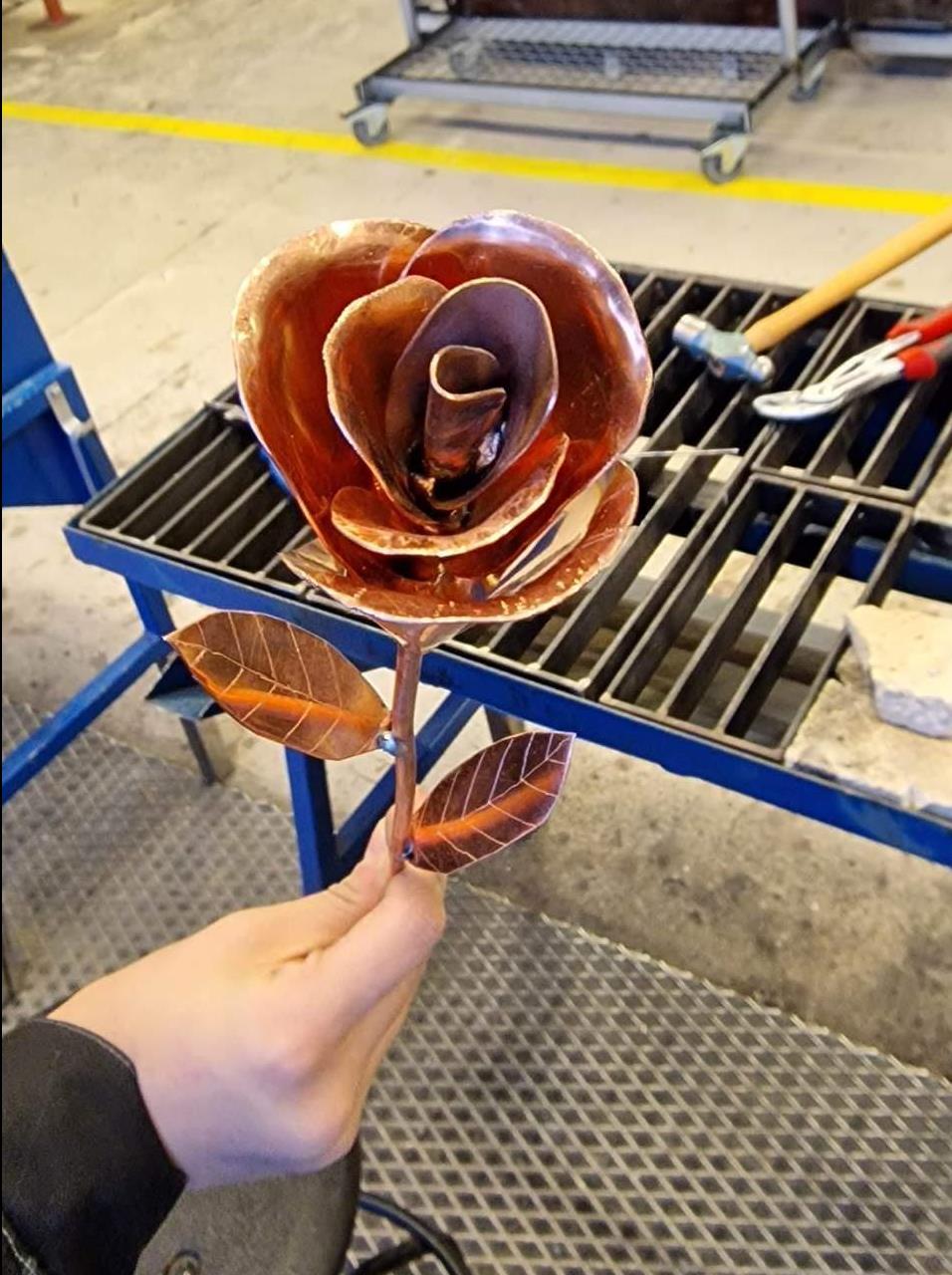 En rose laget av kobberplate. - Klikk for stort bilde