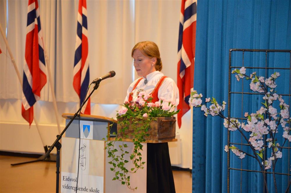 Bilde av Rektor Ingvild Berge Askheim som holder en tale - Klikk for stort bilde