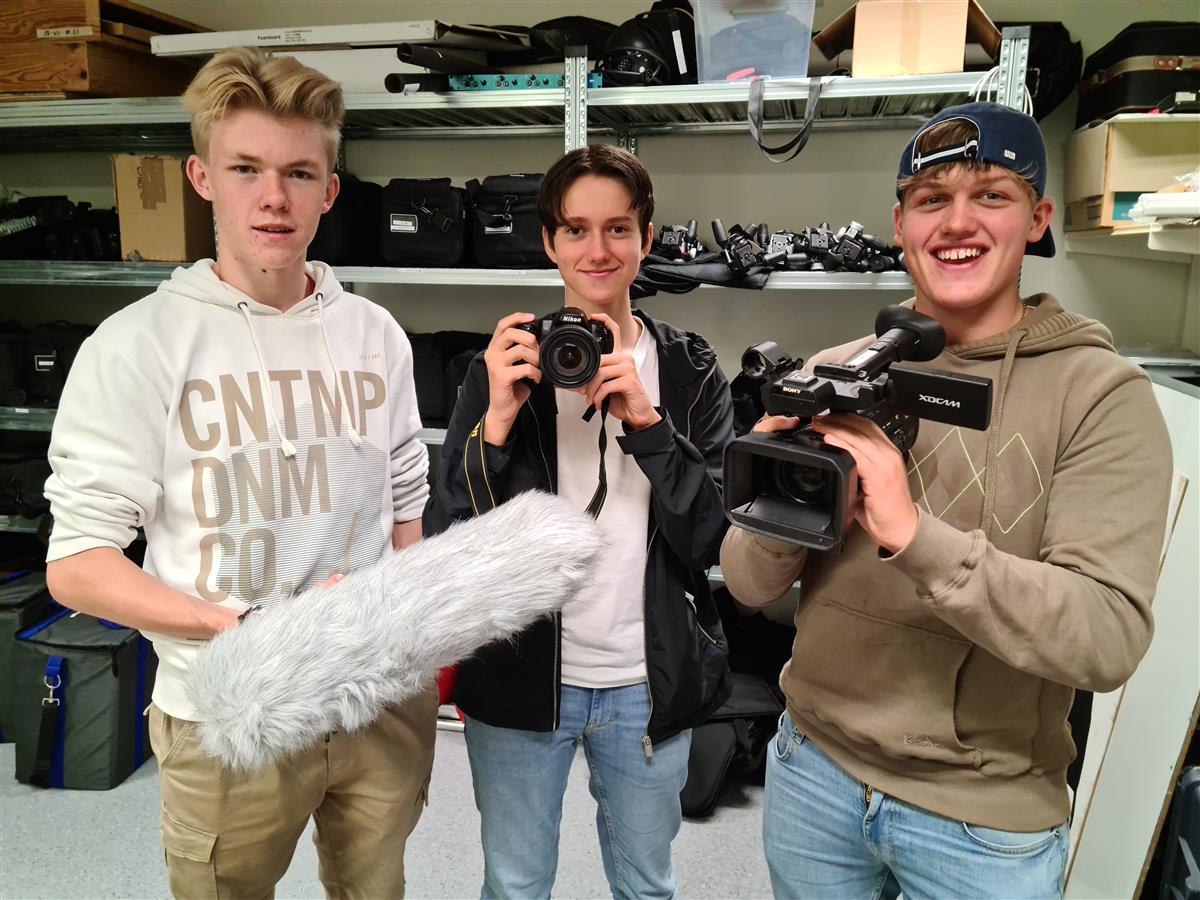 Gjermund, Andre og Henrik. er glad de har så mye utstyr å bruke på skolen. - Klikk for stort bilde