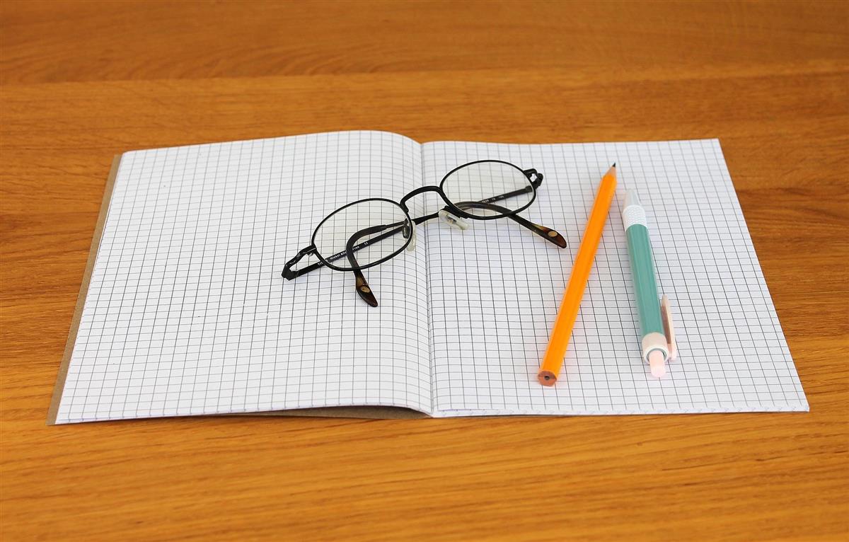 Notatbok, briller og penner - Klikk for stort bilde