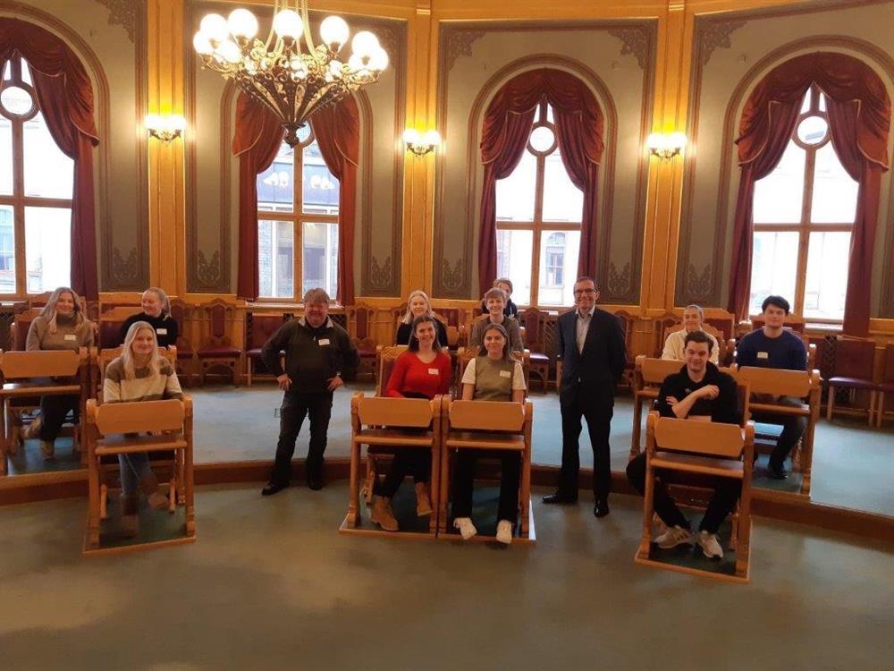 Programfag politikk og menneskerettigheter besøker Stortinget og treffer politiker Espen Barth Eide - Klikk for stort bilde