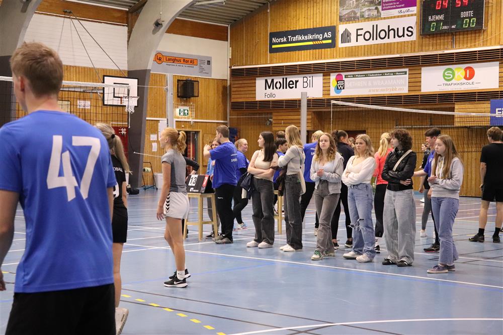 Elever ser på volleyballspillere - Klikk for stort bilde