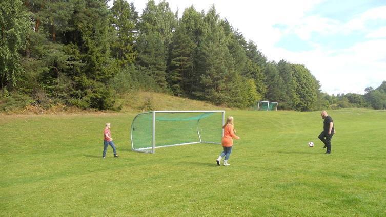 Elever spiller fotball på Kalvøya - Klikk for stort bilde