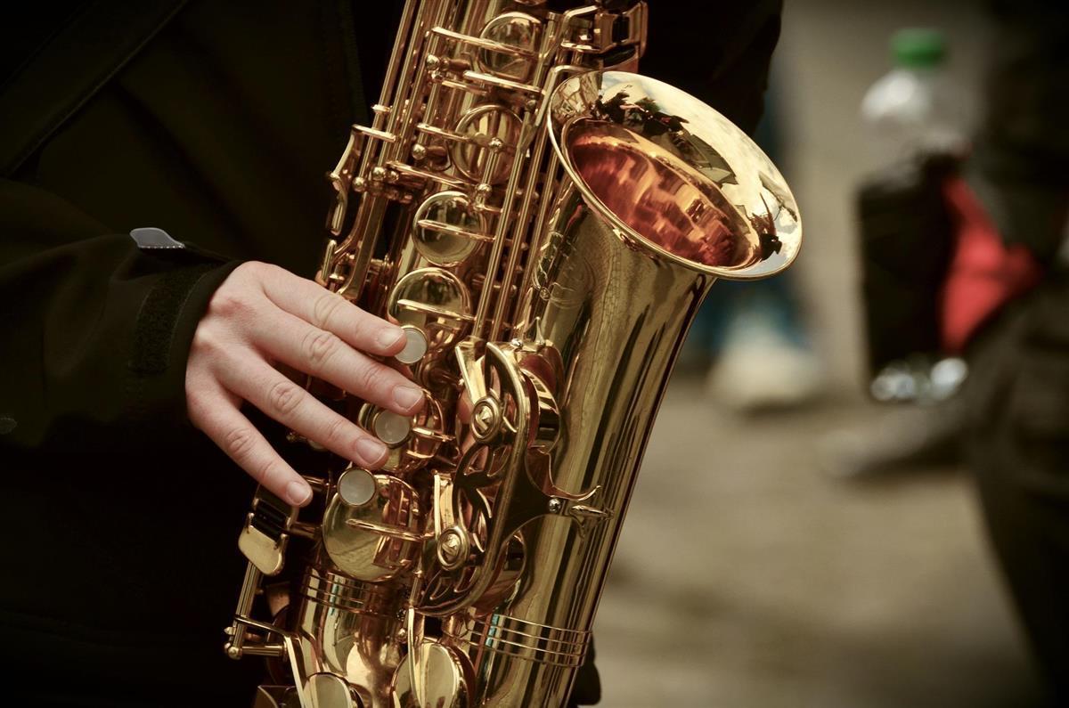 Nærbilde av hånd på saksofon - Klikk for stort bilde