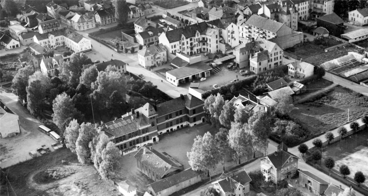 Luftfoto av Hønefoss sentrum, før 1957 - Klikk for stort bilde