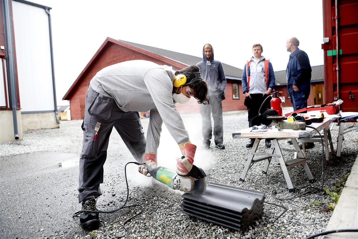 Elever på bygg- og anleggsteknikk i arbeid - Klikk for stort bilde
