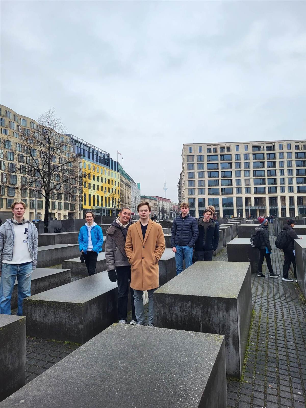 Elever stående på plassen for Holocaust monumentet i Berlin - Klikk for stort bilde
