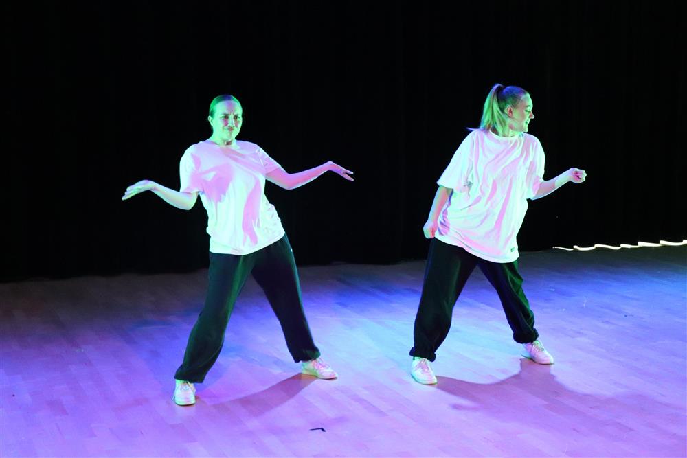To jenter danser moderne dans - Klikk for stort bilde