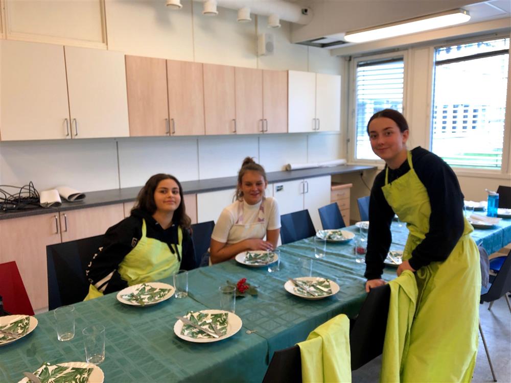 Elever som dekker bord på skolekjøkkenet - Klikk for stort bilde