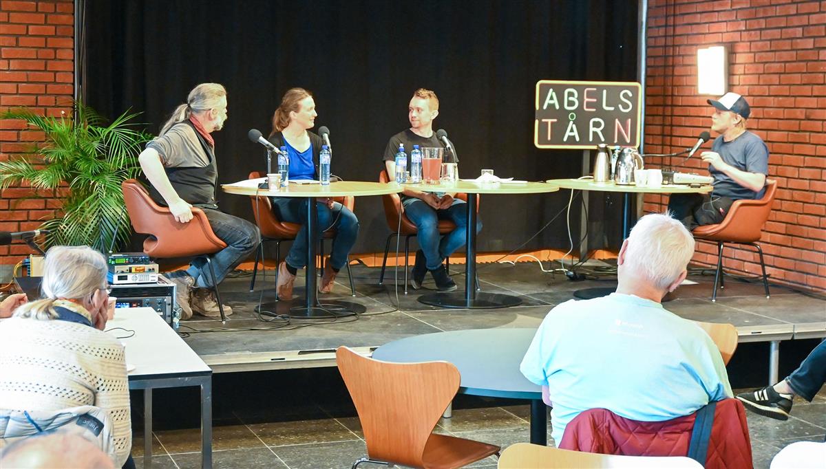 Panelet i radioprogrammet "Abels tårn" besto av fysikeren Vidar Skogvoll, zoolog Petter Bøckman og fysiker Anja Røyne. Programleder var  Torkild Langgård Jemterud.   - Klikk for stort bilde