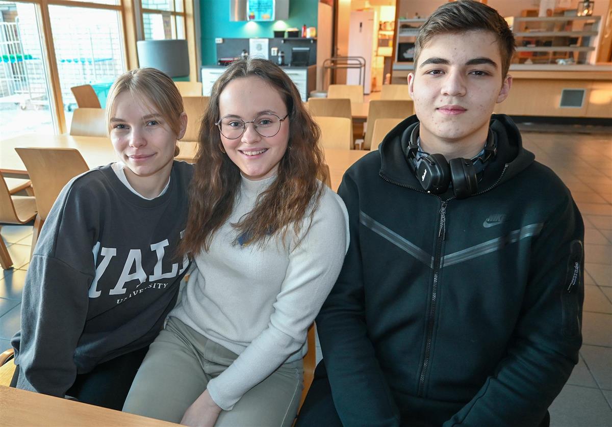 Polina Zimina, Valeriia Kovalchuk  og Nikita Kalinichenko er fra Ukraina og elever i kombinasjonsklassen ved Eiker videregående skole.  - Klikk for stort bilde