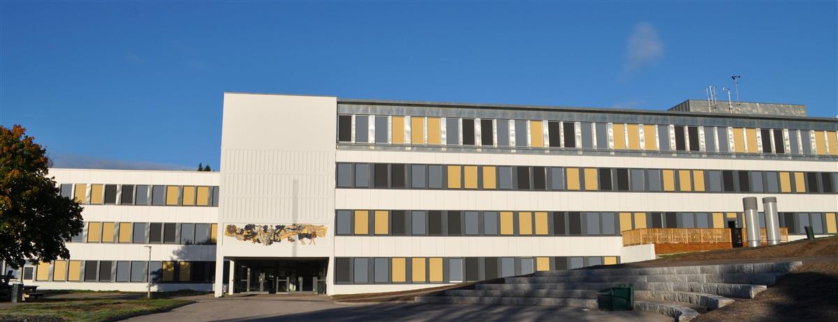 Bjertnes videregående skole fasade mot øst - Klikk for stort bilde