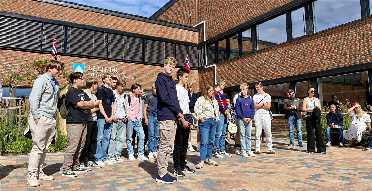 Elever og ansatte foran skolen på skolestart - Klikk for stort bilde