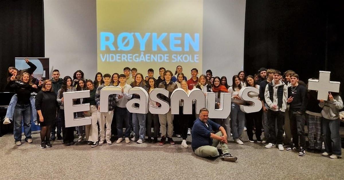 Ungdommer som står oppstilt i gruppe og holder opp bokstaver som staver Erasmus+ - Klikk for stort bilde