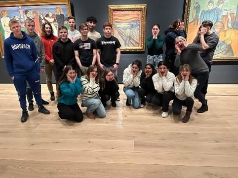Franske elever og elever fra Nannestad VGS på Nasjonalmuseet - Klikk for stort bilde