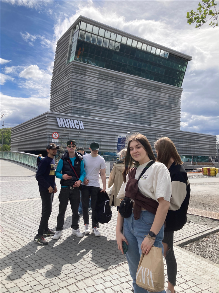 Elever foran Munch museet - Klikk for stort bilde