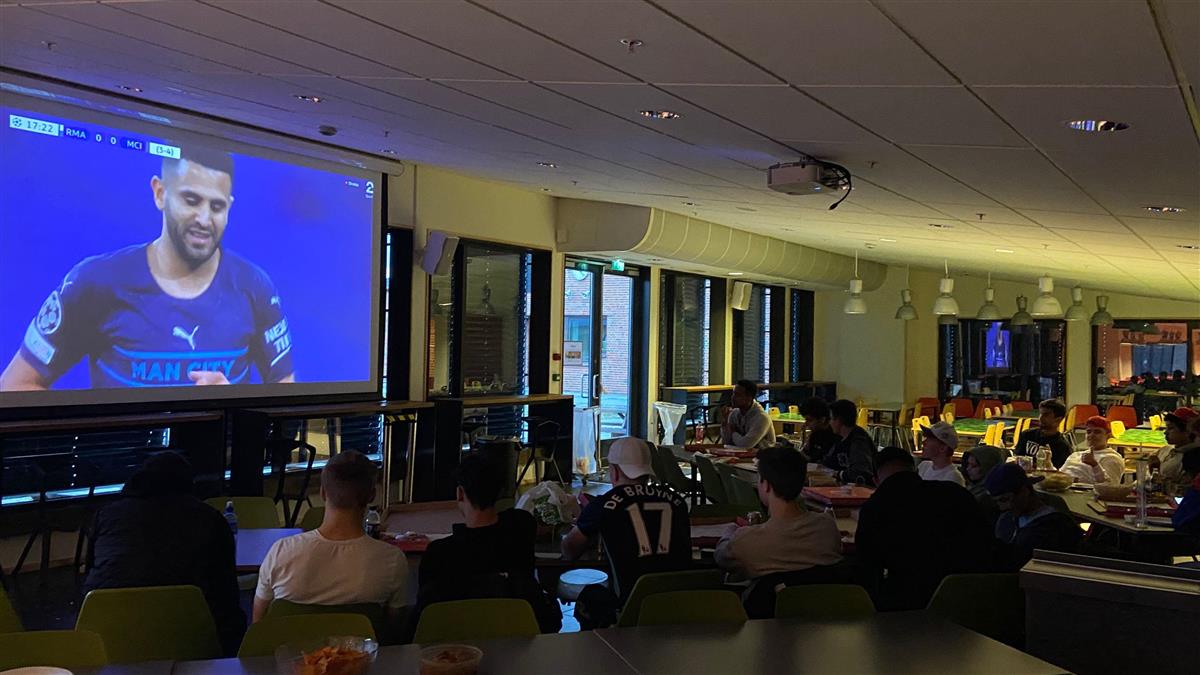 Elever ser fotballkamp på storskjerm - Klikk for stort bilde