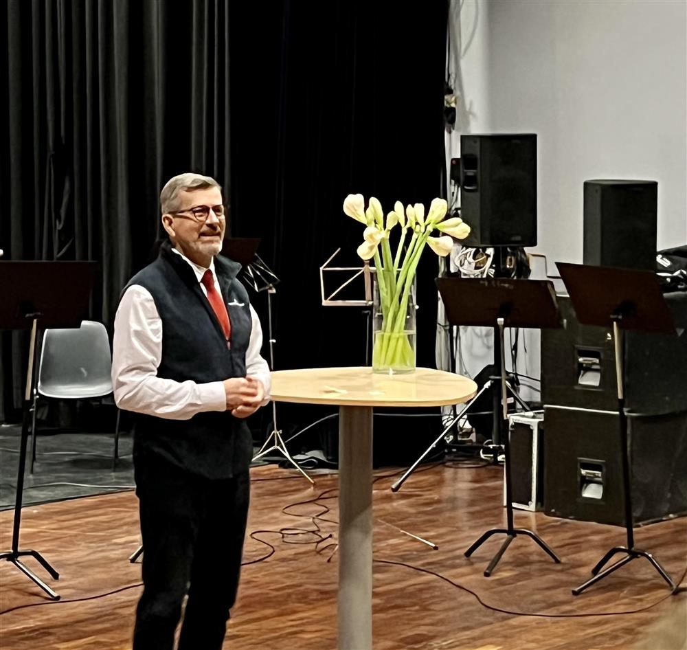 Rektor Geir Lindblad ønsker alle 10. klassinger velkommen til Åpen dag på Rud vgs. - Klikk for stort bilde