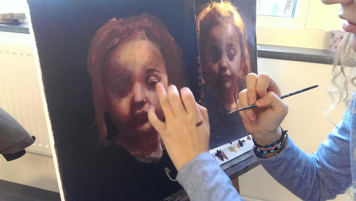 Elev som maler ett portrettbilde - Klikk for stort bilde