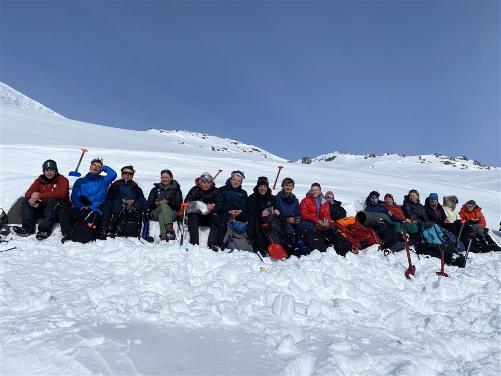Elever i aktivitet i snøen - Klikk for stort bilde