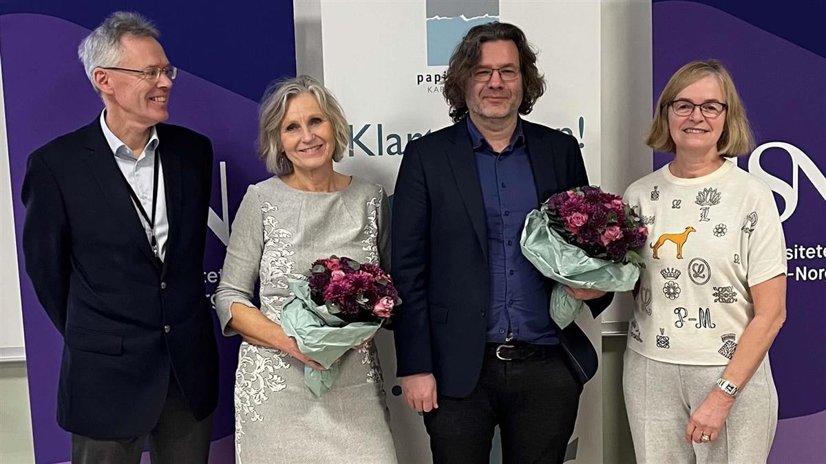 Bilde av Stein Morten Øen, Kristina Novak, Jørn Varhaug og Kristin Barstad som smiler med blomsterbuketter. - Klikk for stort bilde